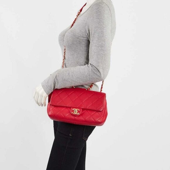 Chanel Red Quilted Lambskin Leather Medium In The Loop Bag - Picture 2 of 11